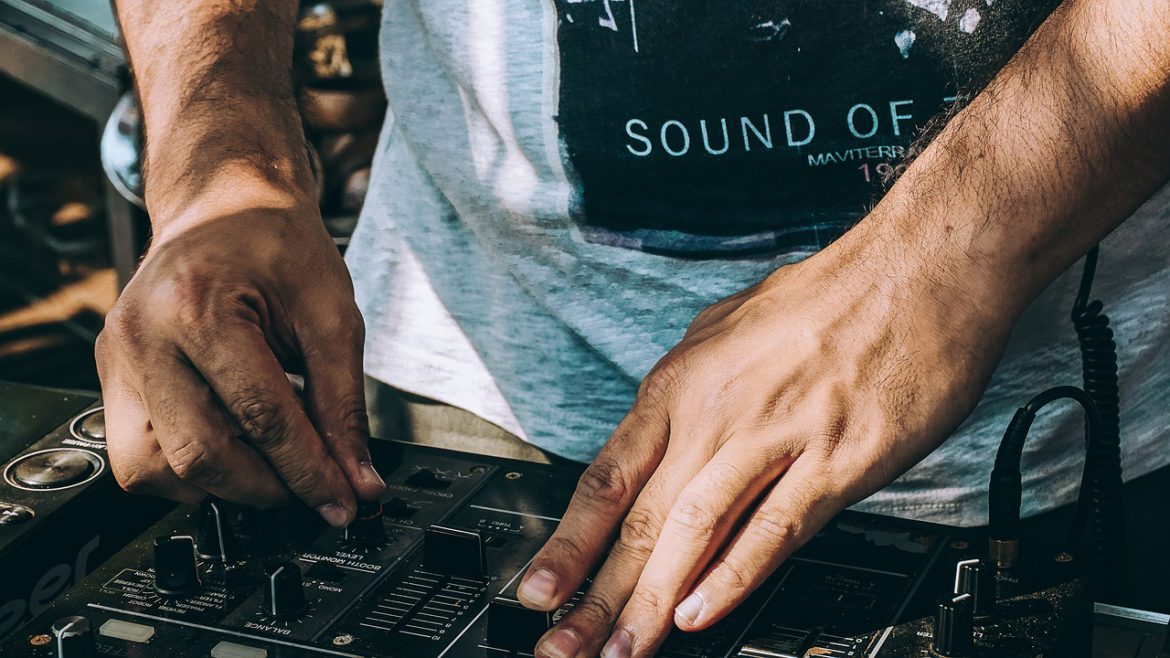 Projecting Trends: The End of Hardware Ownership in Music